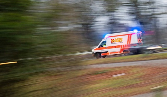 Zwei der drei Insassen des verunglckt...izinisch versorgt werden (Symbolbild).  | Foto: Julian Stratenschulte (dpa)