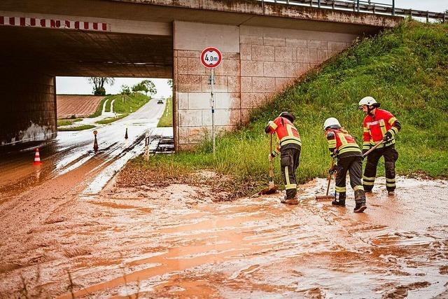 Feuerwehrleute kmpfen gegen Schlamm und Wassermassen bei Schallstadt und Mengen
