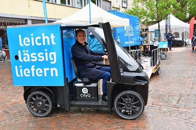 Oberbrgermeister Jrg Lutz fhrt mit dem City Q-Lastenrad eine Marktplatzrunde.  | Foto: Barbara Ruda