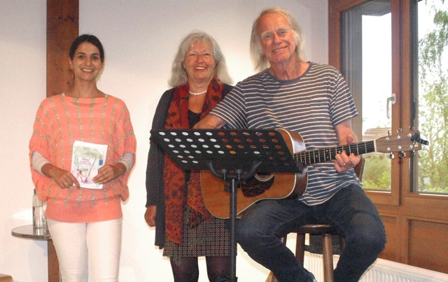 Eine Mundartlesung mit Musik gestaltet...i (links) sowie das Ehepaar Wallaschek  | Foto: Karin Stckl-Steinebrunner