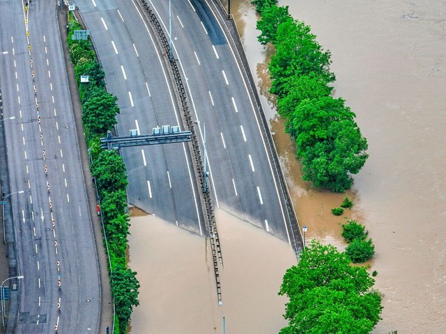 Landunter im Saarland: Heftiger Dauerr...erflutungen und Erdrutsche verursacht.  | Foto: Laszlo Pinter (dpa)