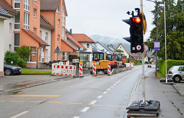 Wegen der maroden Gasleitung verzgern...t der L139 in Langenau um fnf Wochen.  | Foto: Edgar Steinfelder