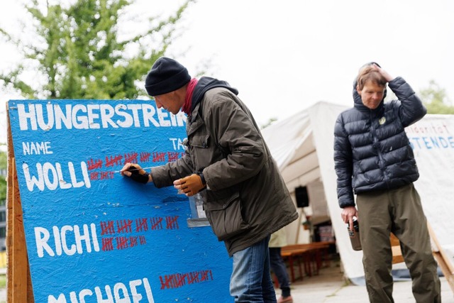 Archivbild: Der Klimaaktivist Wolfang ...ik-Tage neben Michael Winter (rechts).  | Foto: Carsten Koall (dpa)