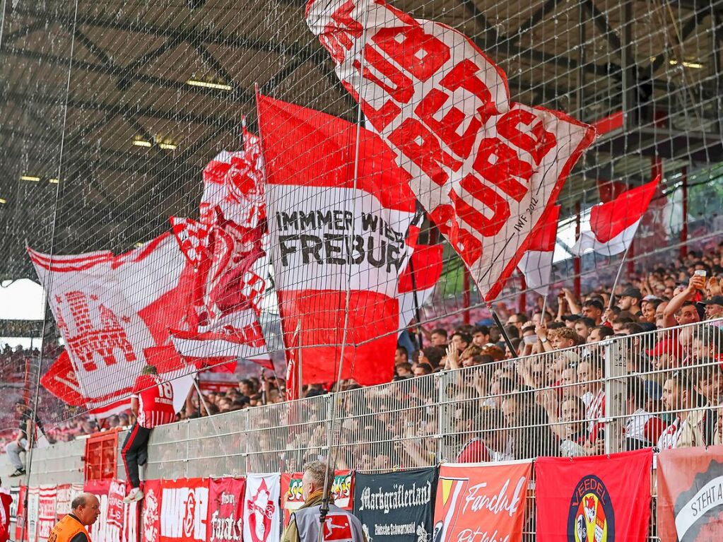 Die mitgereisten Fans des SC Freiburg.