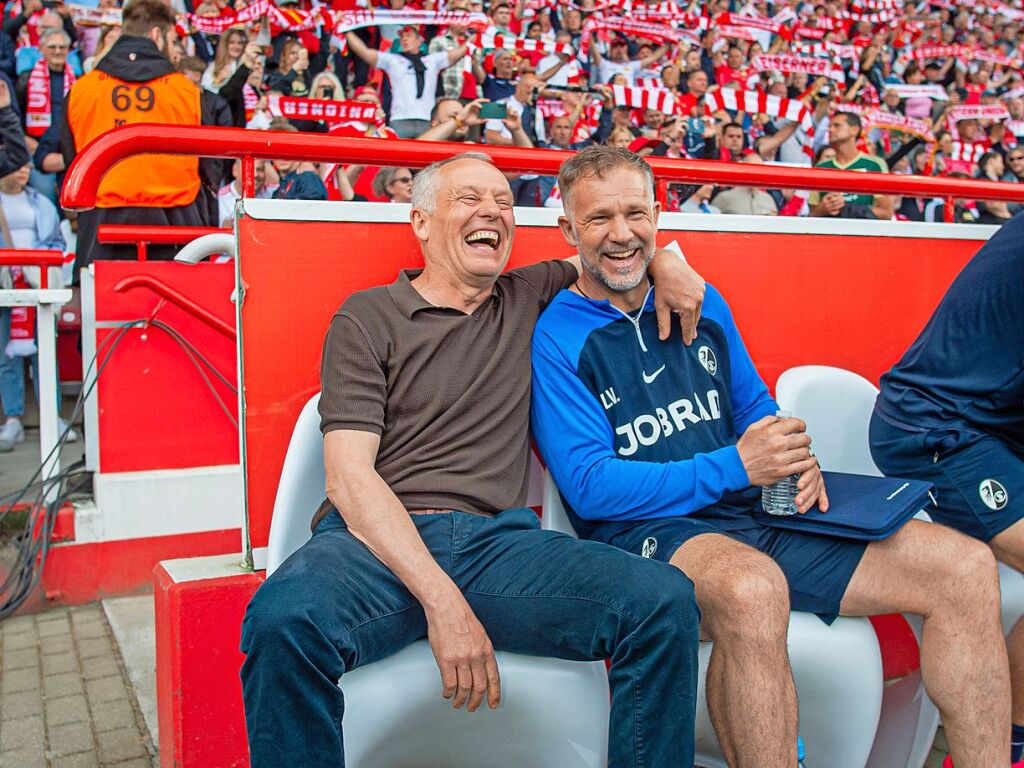 Christian Streich lacht mit Co-Trainer Lars Voler.