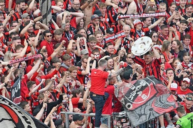 Bayer Leverkusen feiert historischen Titel – und die Fans drfen auch mal die Meisterschale berhren