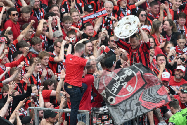 In Leverkusen drfen die Fans auch mal die Meisterschale berhren