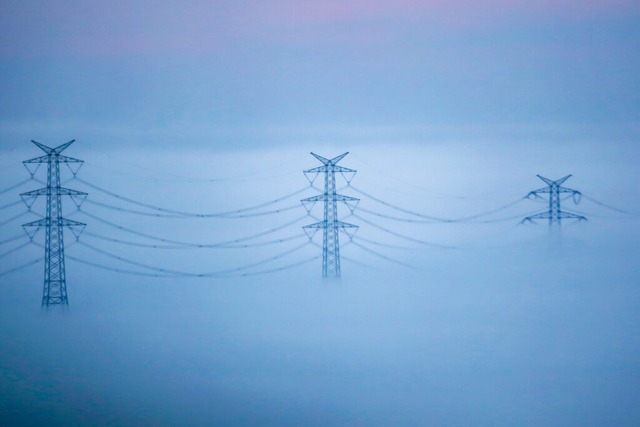 Strommasten im Nebel.  | Foto: Thomas Warnack (dpa)