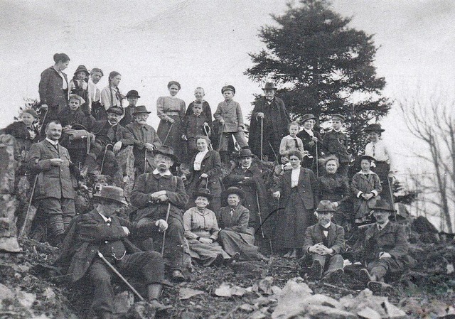 Eine   Wandergruppe des Schwarzwaldvereins im Jahr 1917 auf dem  Rauhkasten  | Foto: Privat