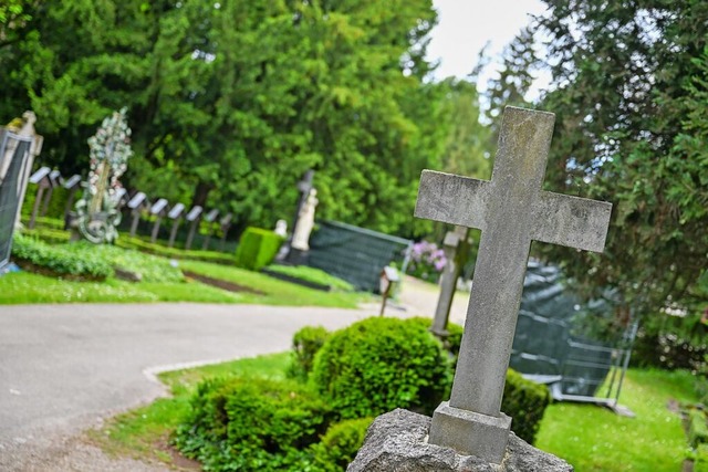 Auf dem Waldbachfriedhof in Offenburg ... und Bundesminister Wolfgang Schuble.  | Foto: Marius Bulling (dpa)