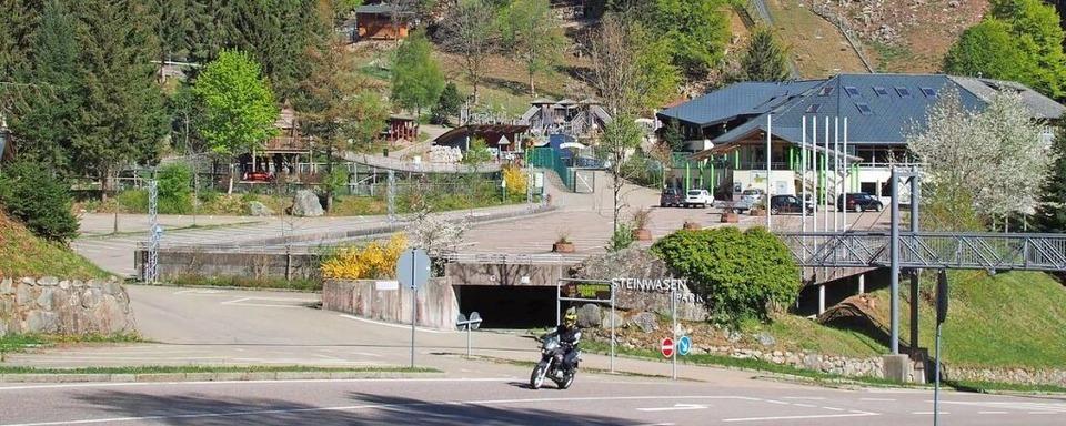Radfahrer nach Kollision mit Auto unweit des Steinwasenparks bei Oberried in Lebensgefahr
