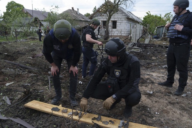 Ein ukrainischer Polizeibeamter und ei...kiw. (Foto vom Samstag, 18. Mai 2024).  | Foto: Evgeniy Maloletka (dpa)