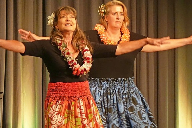 VHS-Dozentin Dagmar Wagner (links) und...enen Bhne&#8220; einen Hula-Tanz  vor  | Foto: Roswitha Frey