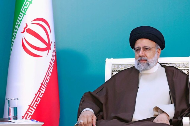 Der iranische Prsident Ebrahim Raisi ...hrauberabsturz vermisst. (Archivbild).  | Foto: Uncredited (dpa)