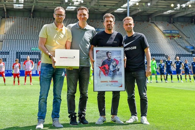 Martin Schweizer (l.), Andreas Steiert...ballschule verabschieden Thomas Stamm.  | Foto: IMAGO/Eibner-Pressefoto/Thomas Hess