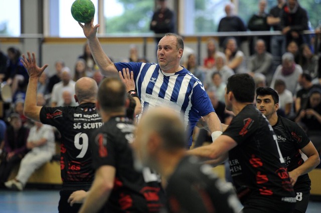 Beim &#8222;Legendenspiel&#8220; zum  ...frhere Spieler wieder das Trikot an.   | Foto: Bettina Schaller