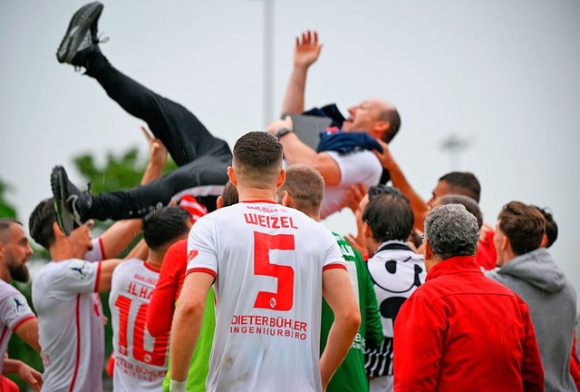 Spieler und Verantwortliche des Bahlin...denden Trainer Axel Siefert hochleben.  | Foto: Claus G. Stoll