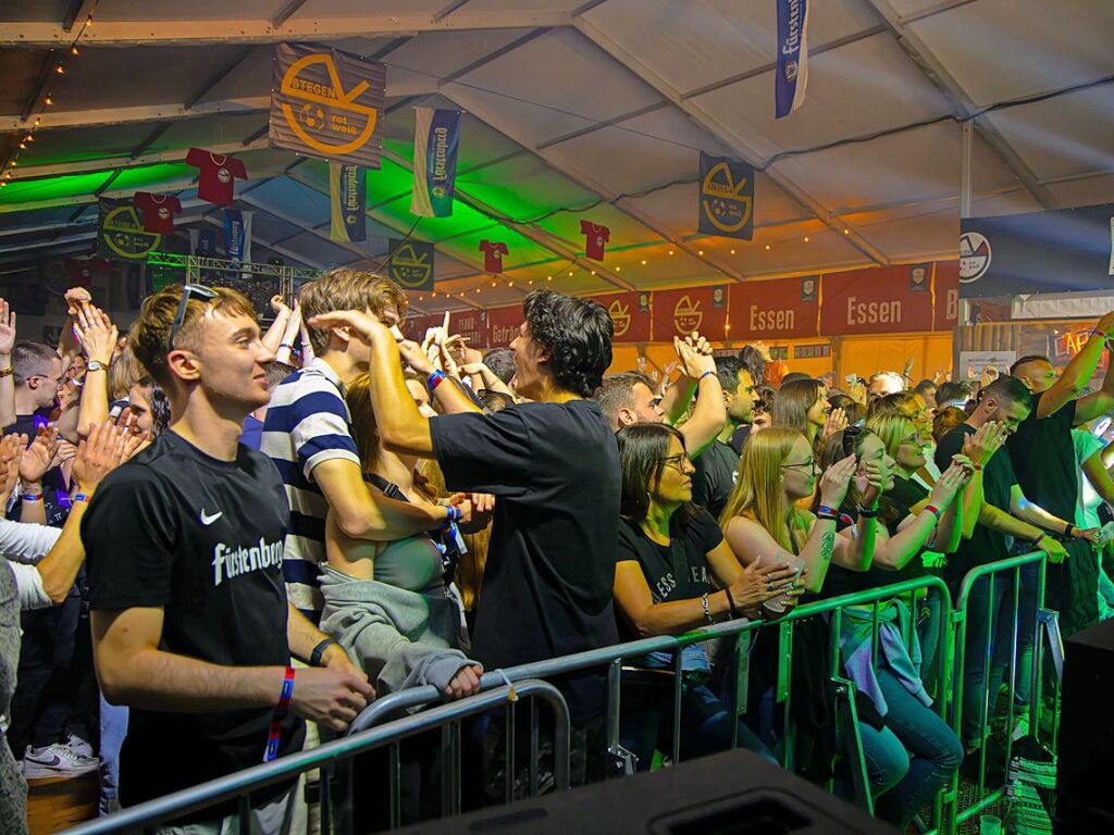 Beim Pfingst-Sport-Fest in Stegen haben am Sonntag die Wilden Engel das Partyzelt gerockt. Tagsber wurde Fuball gespielt.