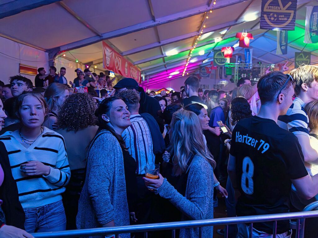 Beim Pfingst-Sport-Fest in Stegen haben am Sonntag die Wilden Engel das Partyzelt gerockt. Tagsber wurde Fuball gespielt.