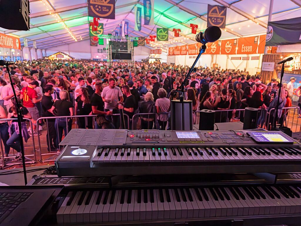 Beim Pfingst-Sport-Fest in Stegen haben am Sonntag die Wilden Engel das Partyzelt gerockt. Tagsber wurde Fuball gespielt.