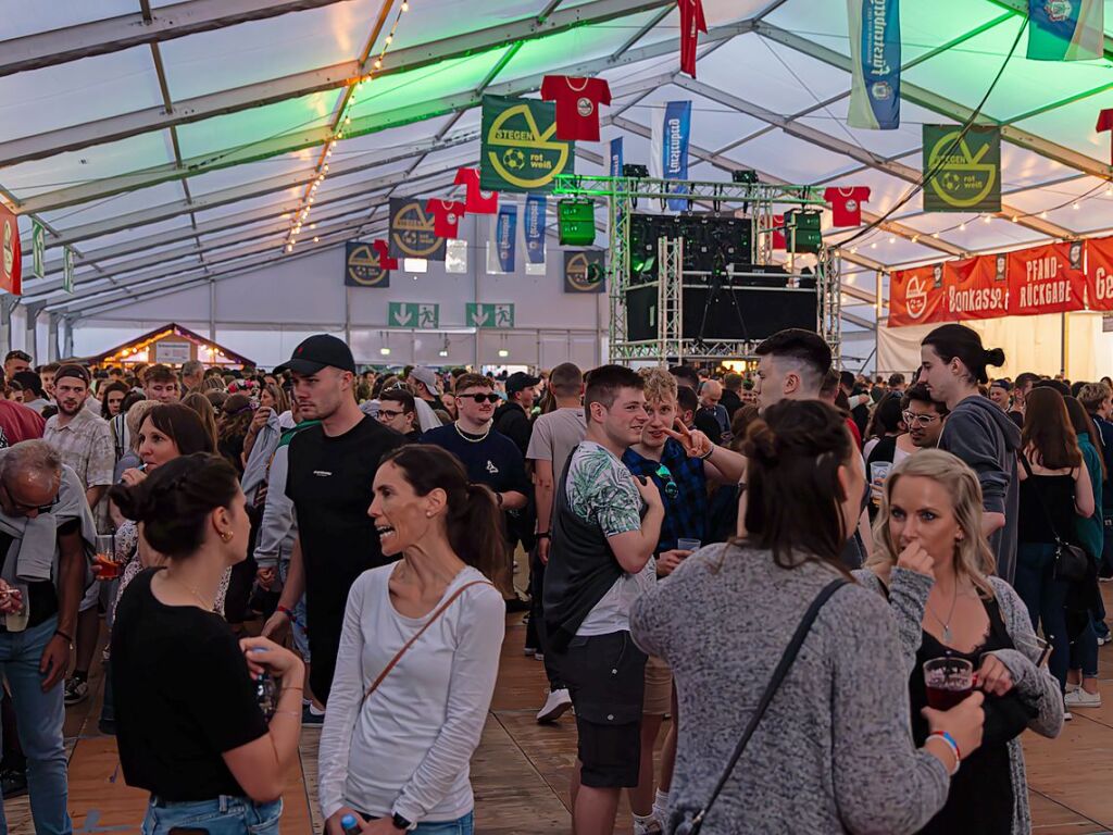 Beim Pfingst-Sport-Fest in Stegen haben am Sonntag die Wilden Engel das Partyzelt gerockt. Tagsber wurde Fuball gespielt.