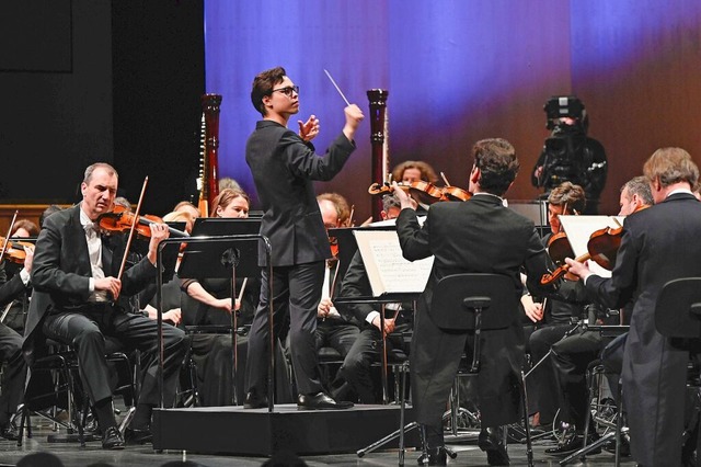 Tarmo Peltokoski und das SWR Symphonieorchester im Festspielhaus Baden-Baden  | Foto: Andrea Kremper