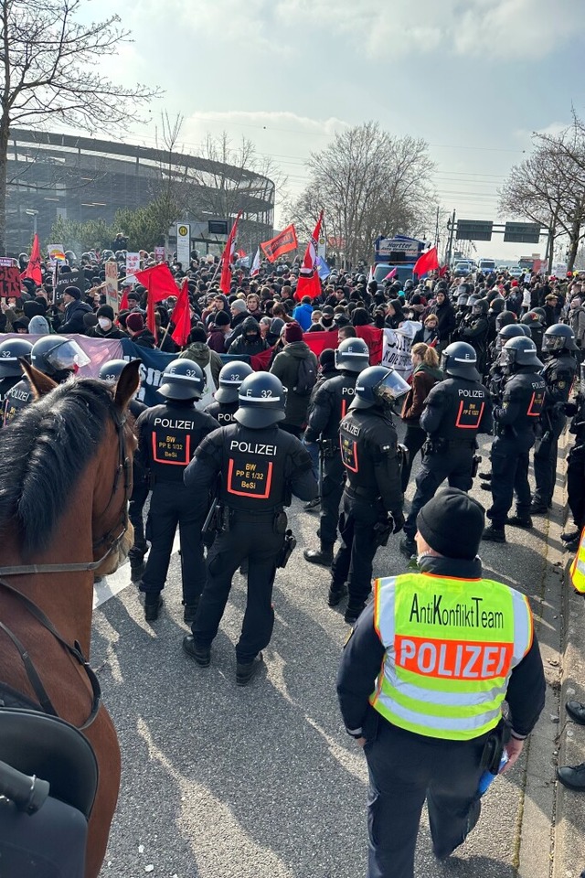 Die Polizei stoppt den Demo-Zug, in de...hinter verknoteten Bannern verschanzt,  | Foto: Helmut Seller