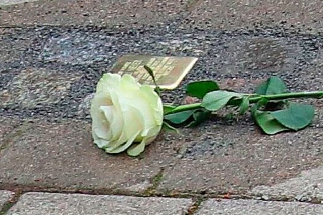 Der Stolperstein fr die von den Nazis verfolgte  Zeller Lehrerin Lili Meyer.  | Foto: Thomas Winckelmann