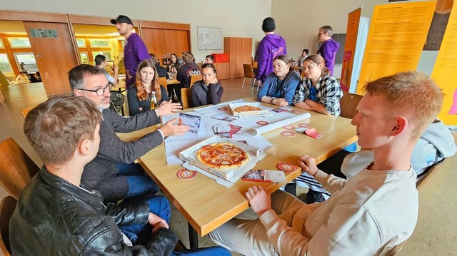 Politik und Pizza im evangelischen Gem... (Zweiter von links) mit Jugendlichen.  | Foto: Gerald Nill