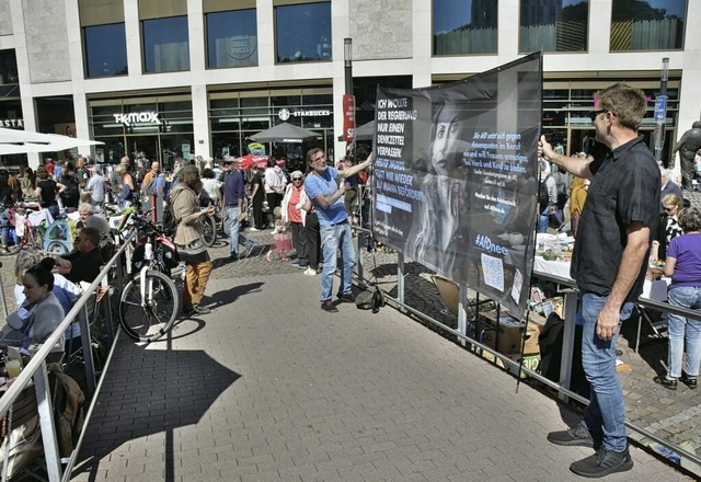 Aktivisten wollen mit einem Banner und...ial potenzielle AfD-Whler erreichen.   | Foto: Barbara Ruda