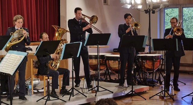 Ein Bundespolizei-Blechblserensemble ...n Wagner-Shibata (Zweiter von rechts).  | Foto: Ilona Hge