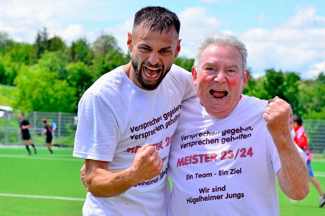 Auch Vereinsikone Otto Hermann (rechts) freut der Aufsteig enorm.  | Foto: Daniel Thoma