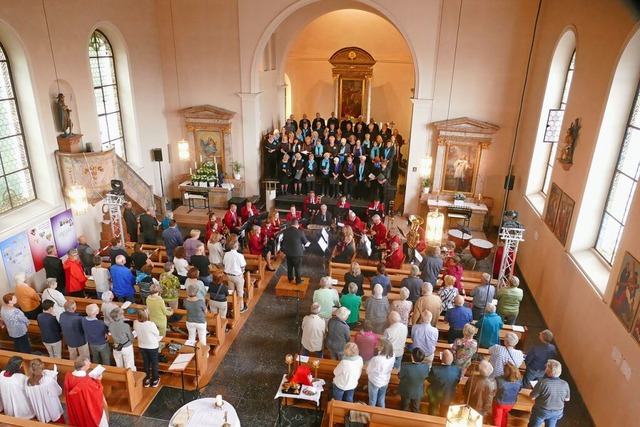 Der Festgottesdienst mit dem Projektchor und dem Musikverein Istein  | Foto: KAtrin Fehr