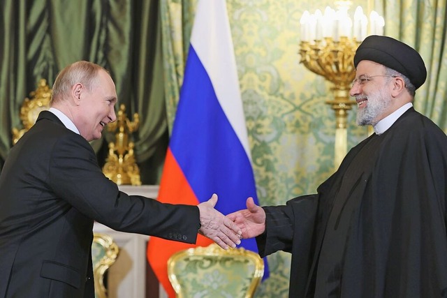 Wladimir Putin (links) mit Ebrahim Rai...ungen zwischen unseren Lndern.&#8220;  | Foto: Sergei Bobylev (dpa)