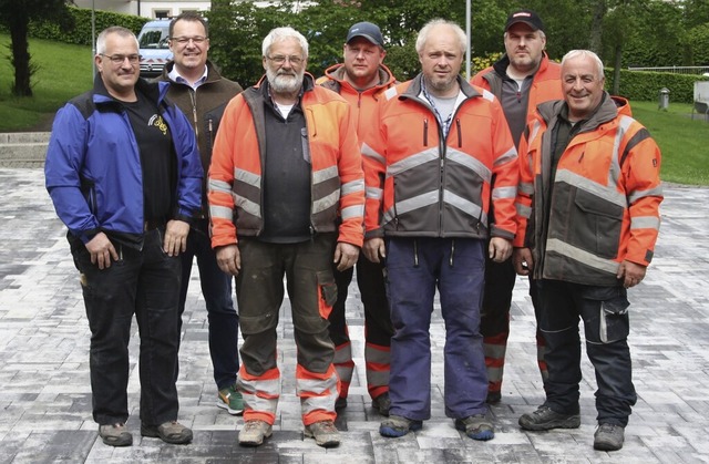 Prsentieren den neuen Platz neben dem...nd Alexander Stoll und Bajram Brahmami  | Foto: Andreas Bhm