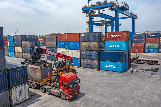 Container werden in Chongqing verladen.  | Foto: Huang Wei (dpa)