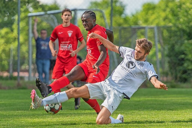 Das Abstiegsduell zwischen dem SV Ball...t) einen Schuss von Jose Ngonge Mboyo.  | Foto: Kreienkamp