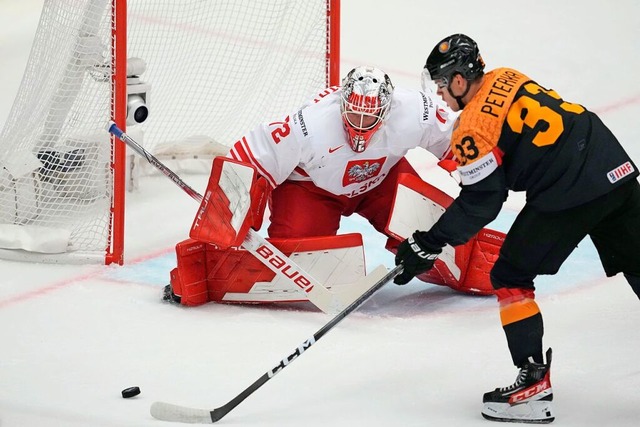 Der deutsche Doppeltorschtze  John Pe... bisher fr den  EHC Freiburg spielte.  | Foto: Darko Vojinovic (dpa)