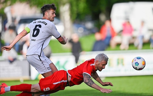 In einem attraktiven Derby versucht si... gegen den Teninger Kapitn Tom Hodel.  | Foto: Achim Keller