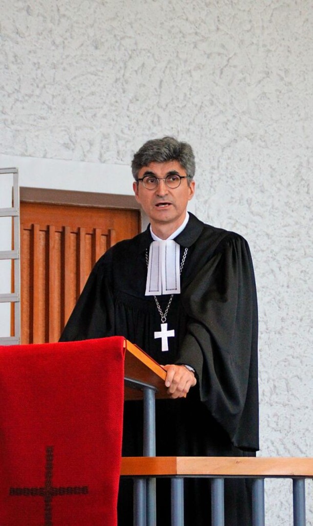 Prlat Marc Witzenbacher bei seiner Pr... in der evangelischen Michaeliskirche.  | Foto: Rolf Reimann