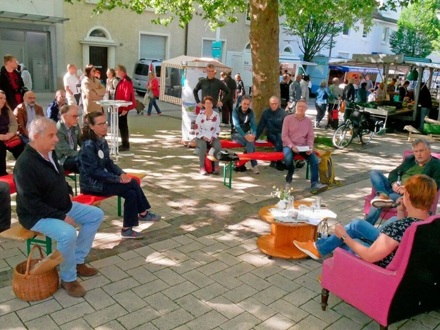 Die Interviews unter freiem Himmel wur...chen interessierten Zuhrern verfolgt.  | Foto: Heinz und Monika Vollmar