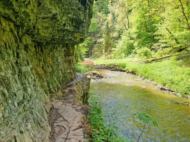 Schmale Wege entlang mchtiger Felsen ...rtages in den Schluchten unumgnglich.  | Foto: Christa Maier