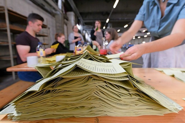 Alle Listen fr die Stimmzettel von el...r 80-jhrige Bewerber als in Sulzburg.  | Foto: Thomas Kunz