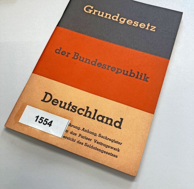 Der Umschlag der 17. Auflage des Grundgesetzes aus dem Jahr 1956  | Foto: Stadt Lahr