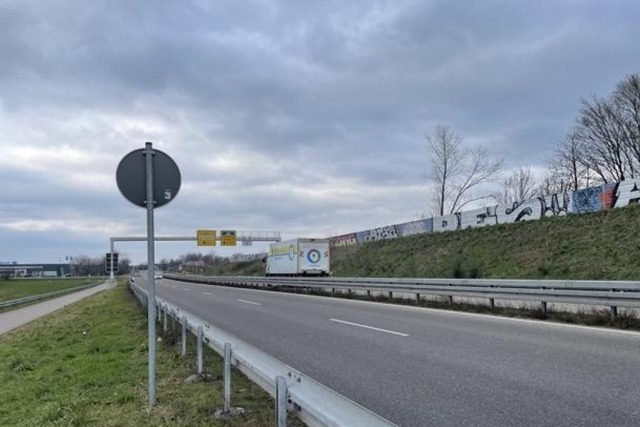 Die Lrmschutzwand soll knftig dem Einfangen von Solarenergie dienen  | Foto: Markus Schrimpf