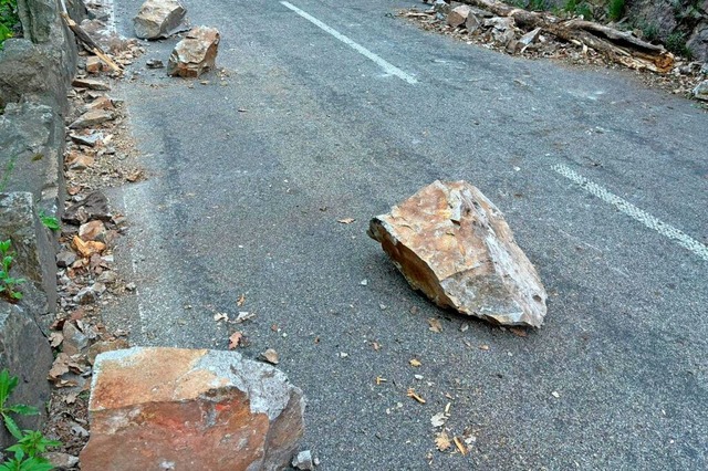 Mehrere Felsbrocken sind am Montag vor...he  auf die Landesstrae 157 gestrzt.  | Foto:  Landratsamt Waldshut