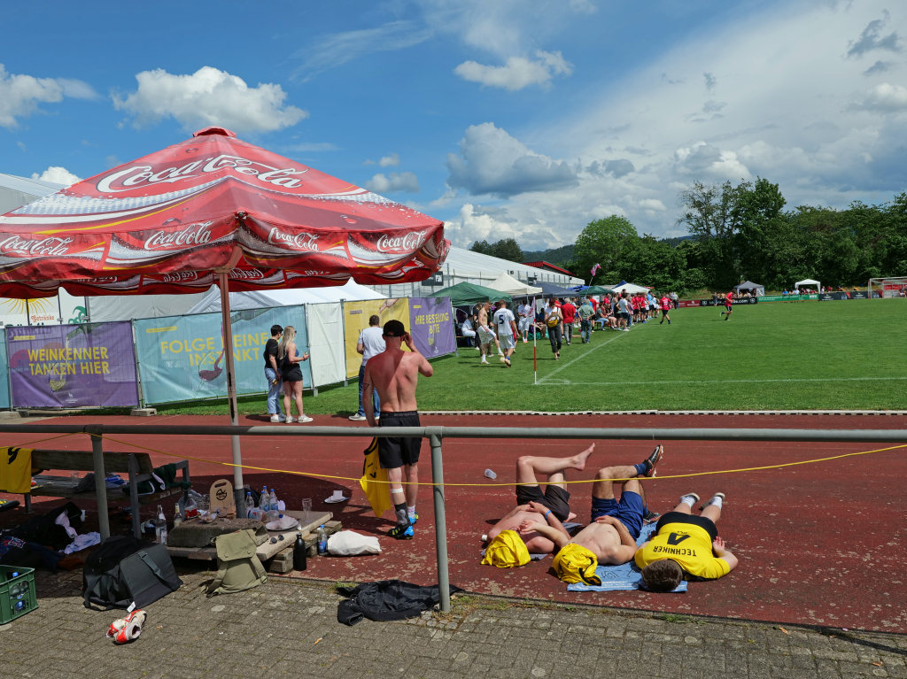 Beim Pfingst-Sport-Fest in Stegen haben am Sonntag die Wilden Engel das Partyzelt gerockt. Tagsber wurde Fuball gespielt.