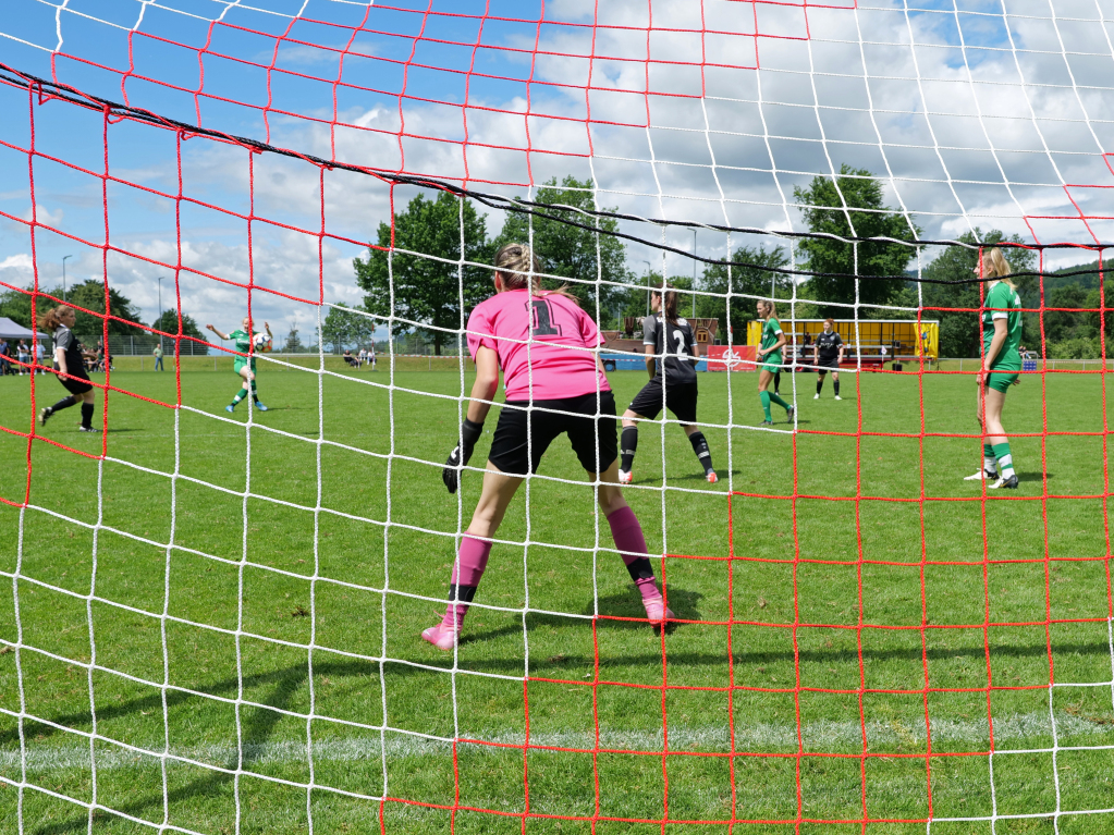 Beim Pfingst-Sport-Fest in Stegen haben am Sonntag die Wilden Engel das Partyzelt gerockt. Tagsber wurde Fuball gespielt.