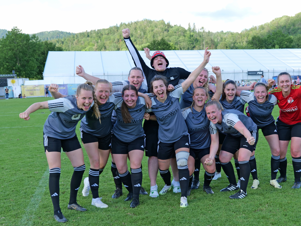 Beim Pfingst-Sport-Fest in Stegen haben am Sonntag die Wilden Engel das Partyzelt gerockt. Tagsber wurde Fuball gespielt.