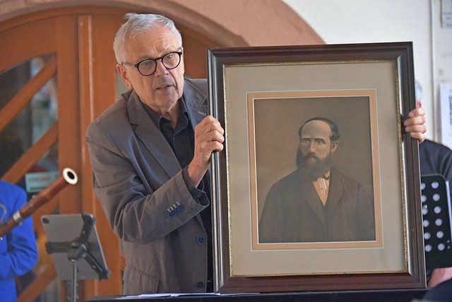 Hans-Jrg Jenne mit dem Portrt des Fotografen Cyprian Hirsmller.  | Foto: Benedikt Sommer